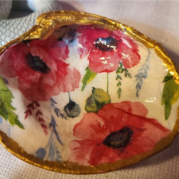 DECOUPAGE PINK FLOWERS ON A CLAM SHELL - Picture 3 of 10